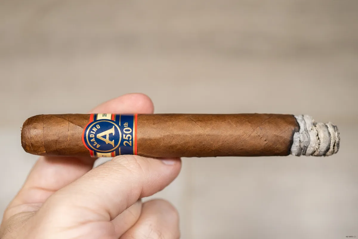 JRE Tobacco выпустила лимитированную сигару Aladino 250th