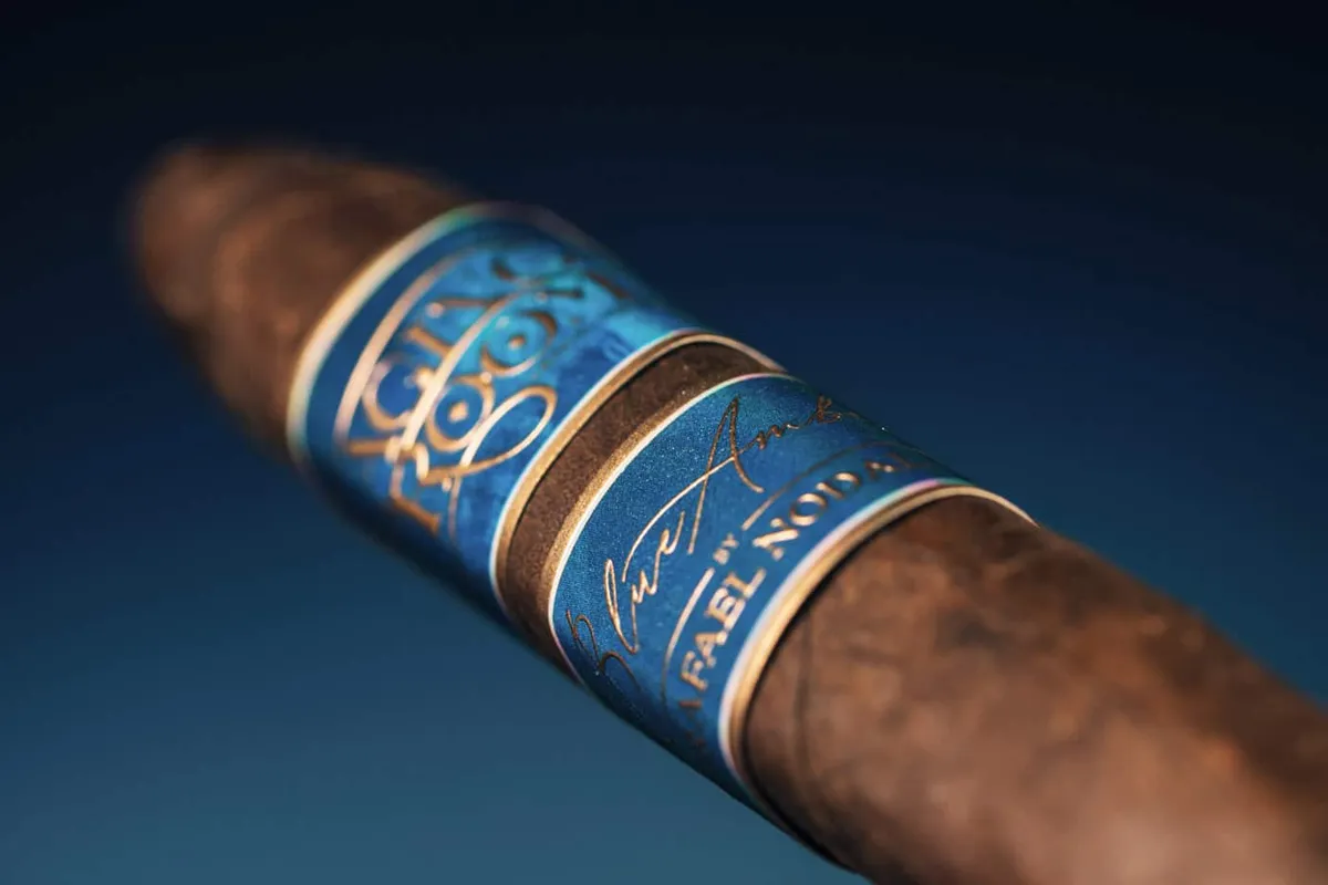 Aging Room Blue Amber Blue Turquoise: сигара к 15-летию бренда